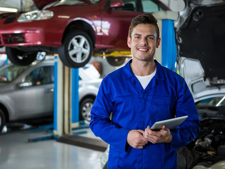 Técnico de Roldán revisando motor y suspensión